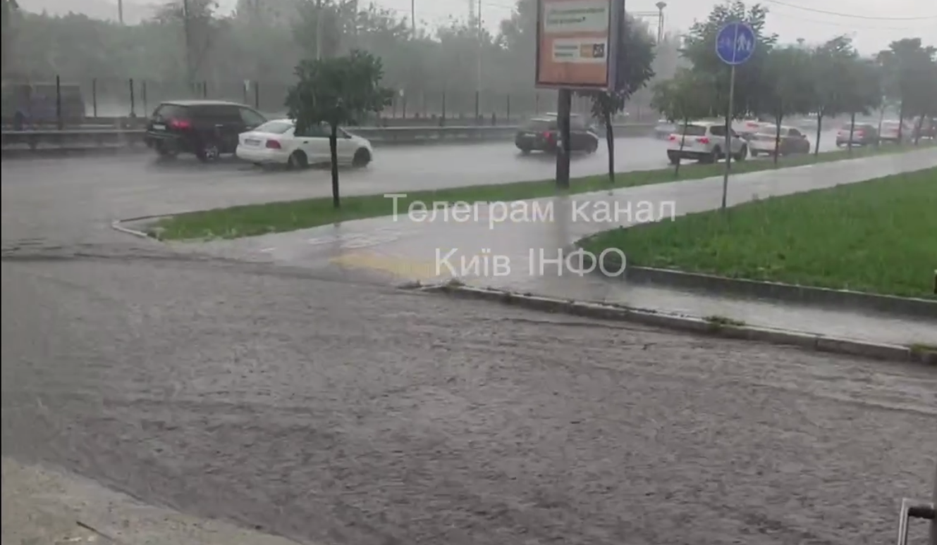 Гроза в Киеве затопила переходы: "без резиновых сапог" далеко не уйдешь (фото)